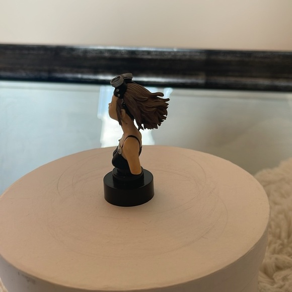 Steampunk Figurine with Goggles - Picture 3 of 5